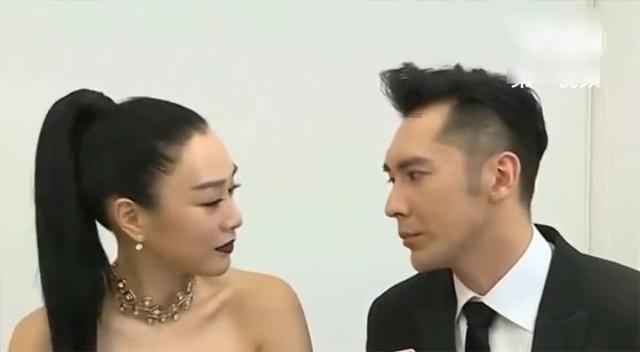 发现新世界!白色短袖上衣搭配高腰牛仔裤,减龄时尚的穿搭,你觉得好看吗?红迪网,分享你的热情